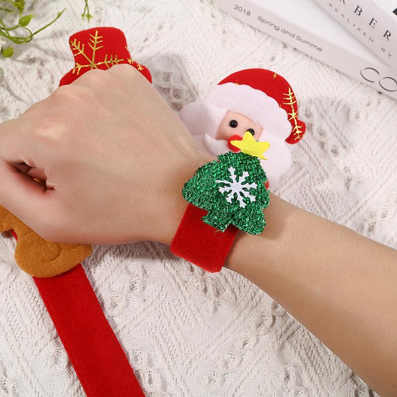 Christmas gifts are being given away. They are only given away, not for sale. If you purchase over 17 yuan in the store, you will get a small Christmas gift. Come and choose from my store.