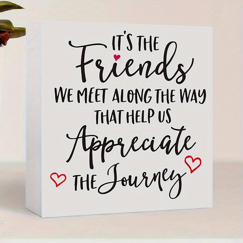 It's The Friends We Meet Along The Way PVC Sign, 1 Count Friendship Themed Desktop Bookshelf Decoration, Home Decoration, Office Mini Ornaments