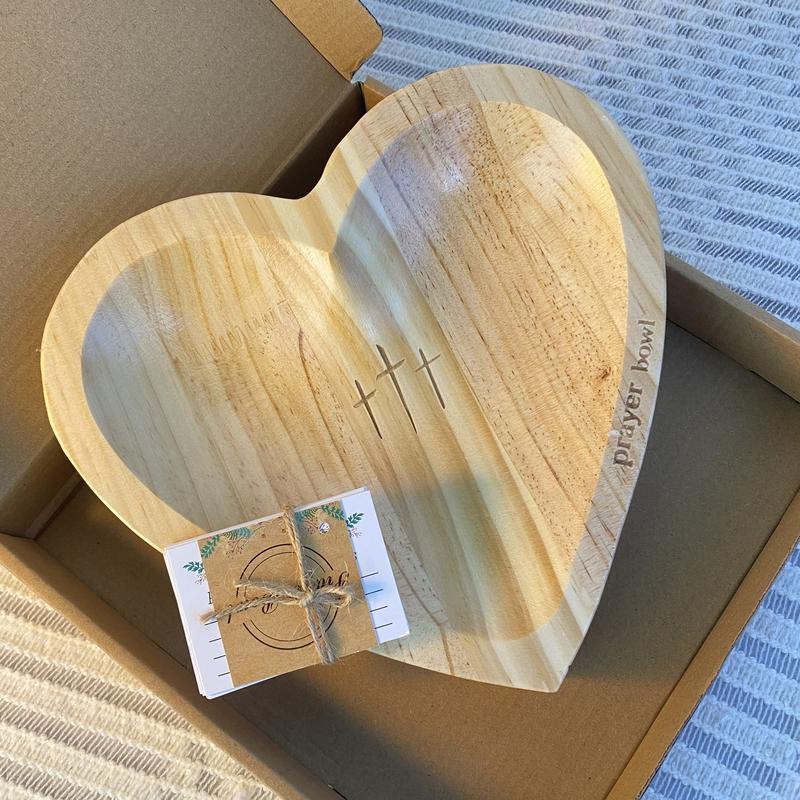 Wooden Prayer Bowl with a Cross Heart-Shaped Decorative Bowl, Ideal Gift for Christian congregations, bedroom living room decoration, Christmas gifts