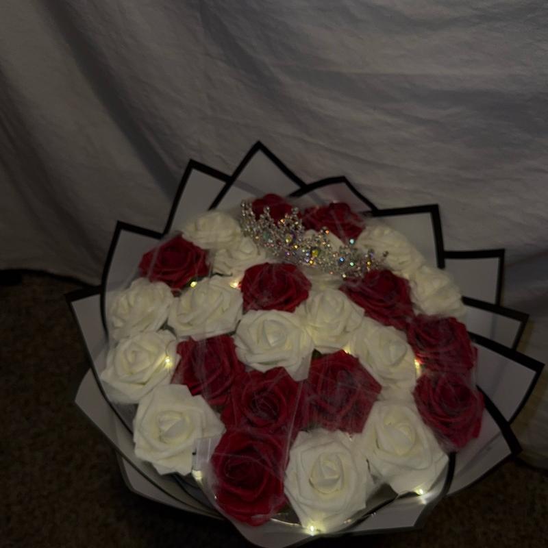 Forever roses bouquet Gifts to give your love ones